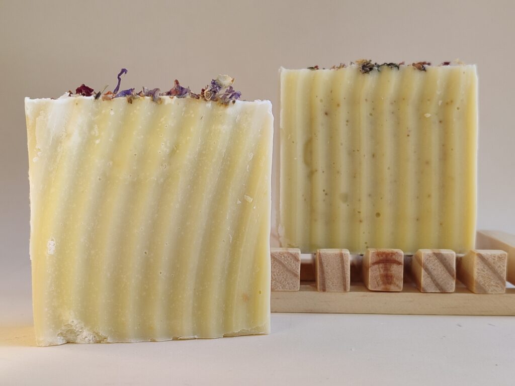 jabones de manteca de karite sobre jabonera de madera