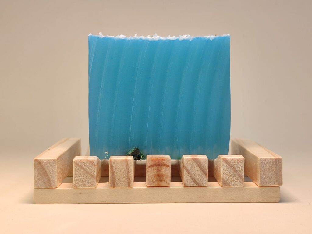 jabon de arbol del té sobre jabonera de madera