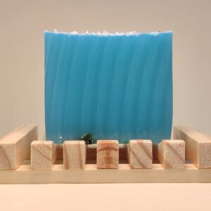 jabon de arbol del té sobre jabonera de madera