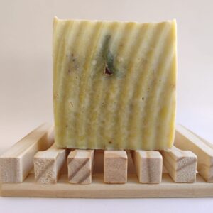 jabon de aloe vera sobre jabonera de madera