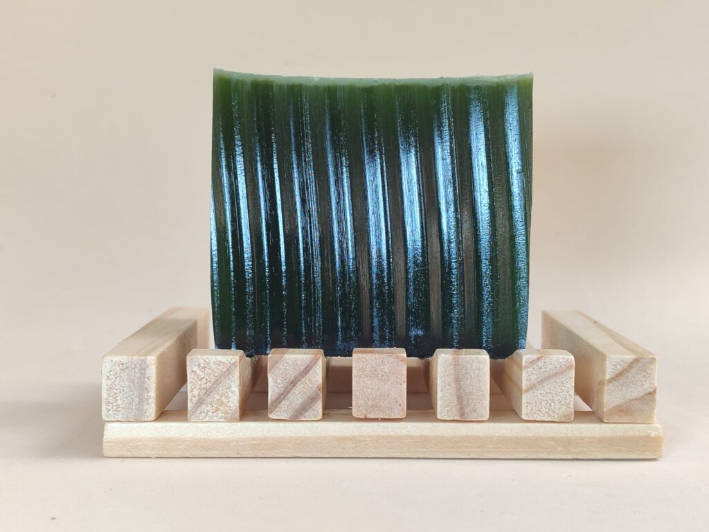 Jabón de romero y menta sobre jabonera para combatir el acné de la marca jabonissimo