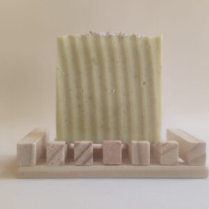 Jabón de avena artesano sobre jabonera de madera