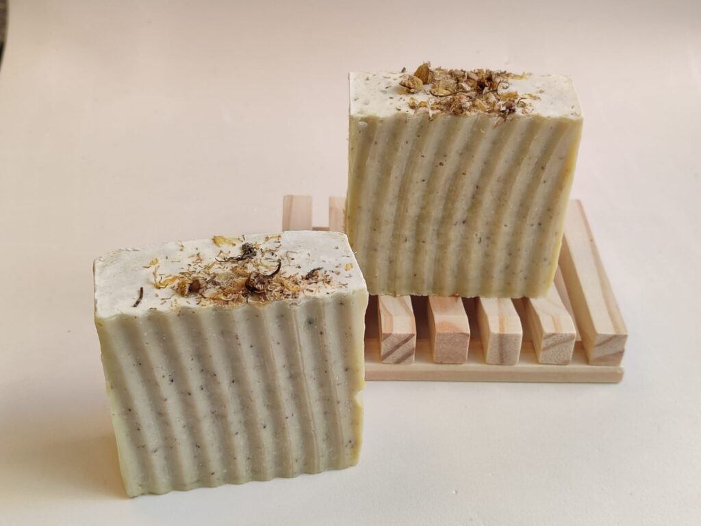 jabones sobre jabonera de madera