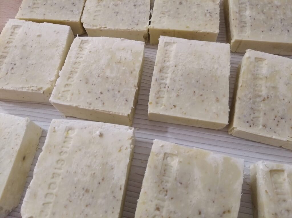 jabón de avena recién cortado