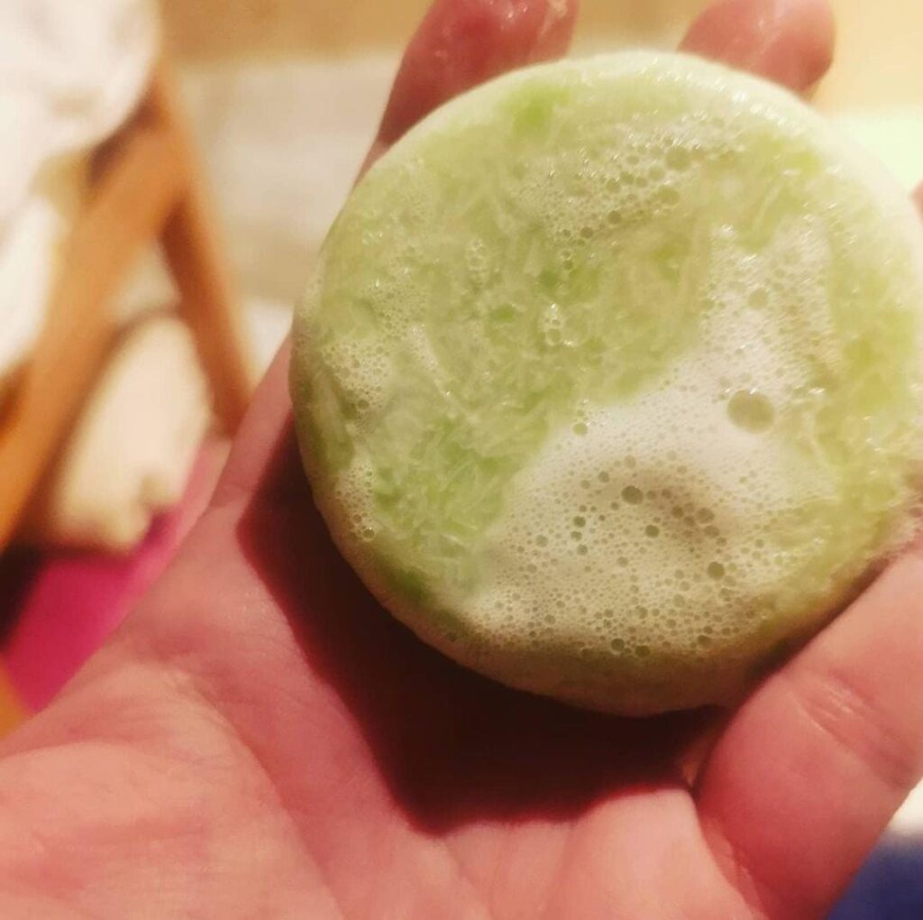 pastilla de champú solido con espuma