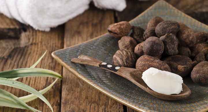 nueces de manteca de karite sobre un plato antes de preparar el jabón