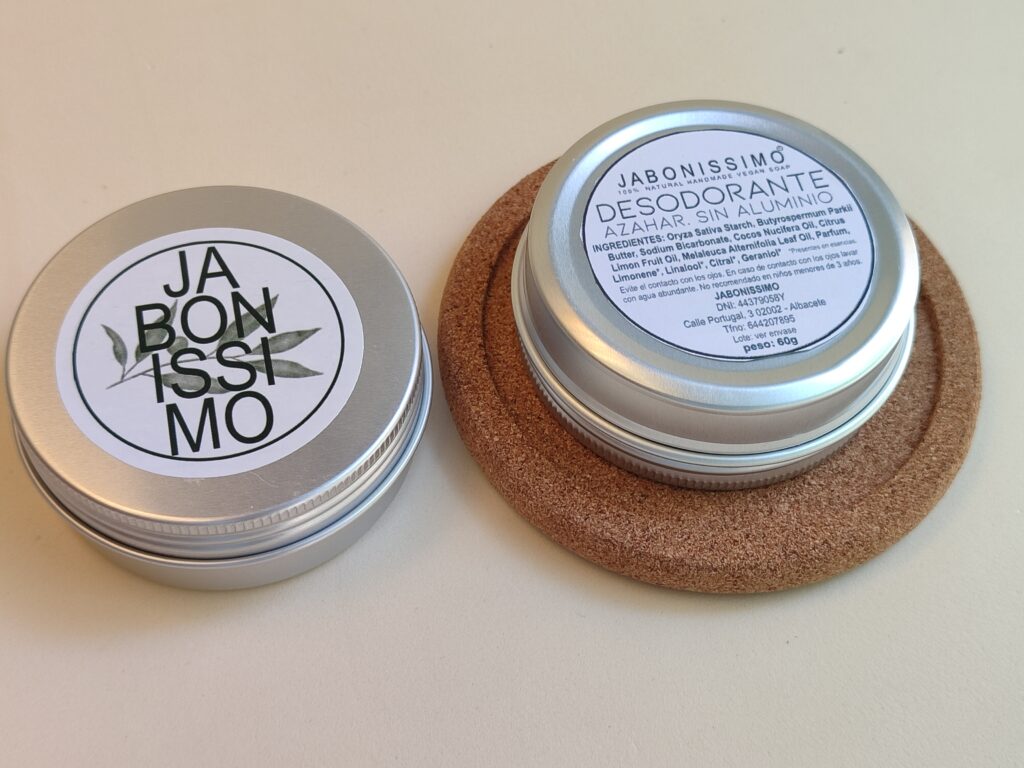 latas de desodorante JABONISSIMO sobre mesa de color claro