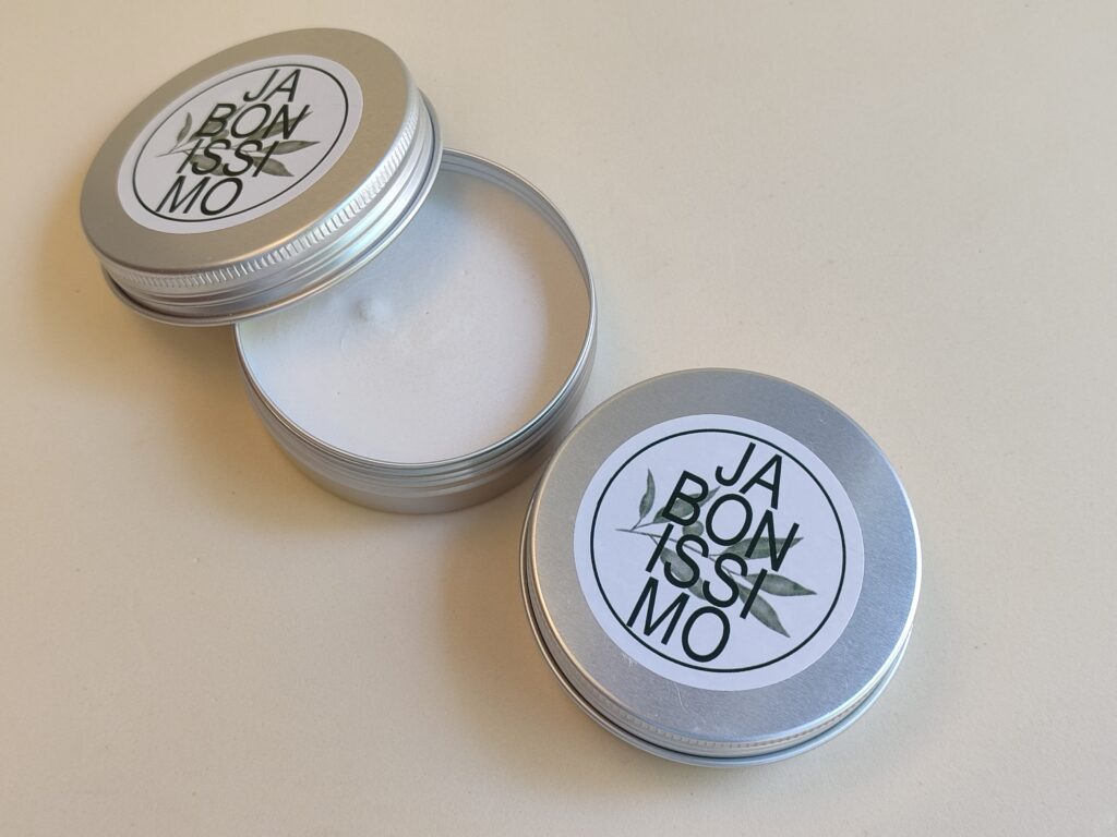 dos latas de desodorante jabonissimo con tapa cerrada y tapa abierta