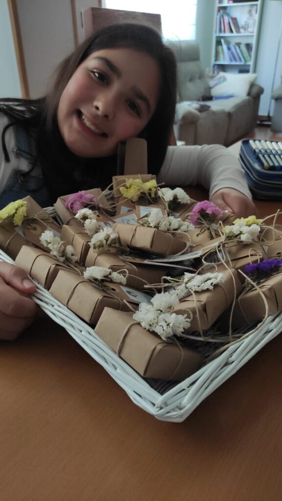 niña con sus jabones para la comunión