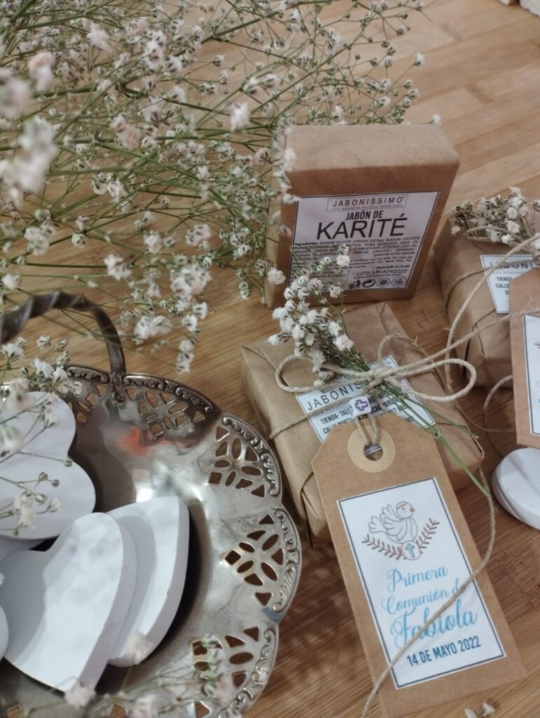 jabones con paniculata junto a cesta de plata con corazones blancos