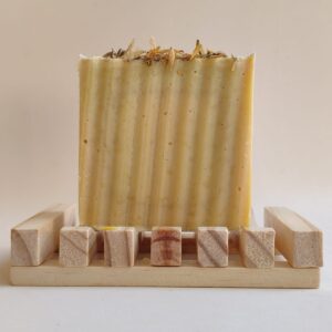 jabon artesano natural y vegano de mandarina sobre jabonera de madera