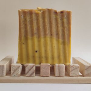 jabón natural artesano y vegano de calabaza y especias sobre jabonera