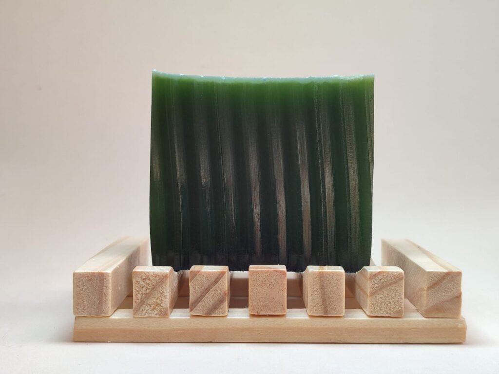 Jabon de romero para el tratamiento del acné sobre jabonera