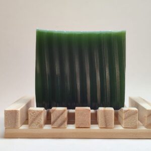 Jabon de romero para el tratamiento del acné sobre jabonera