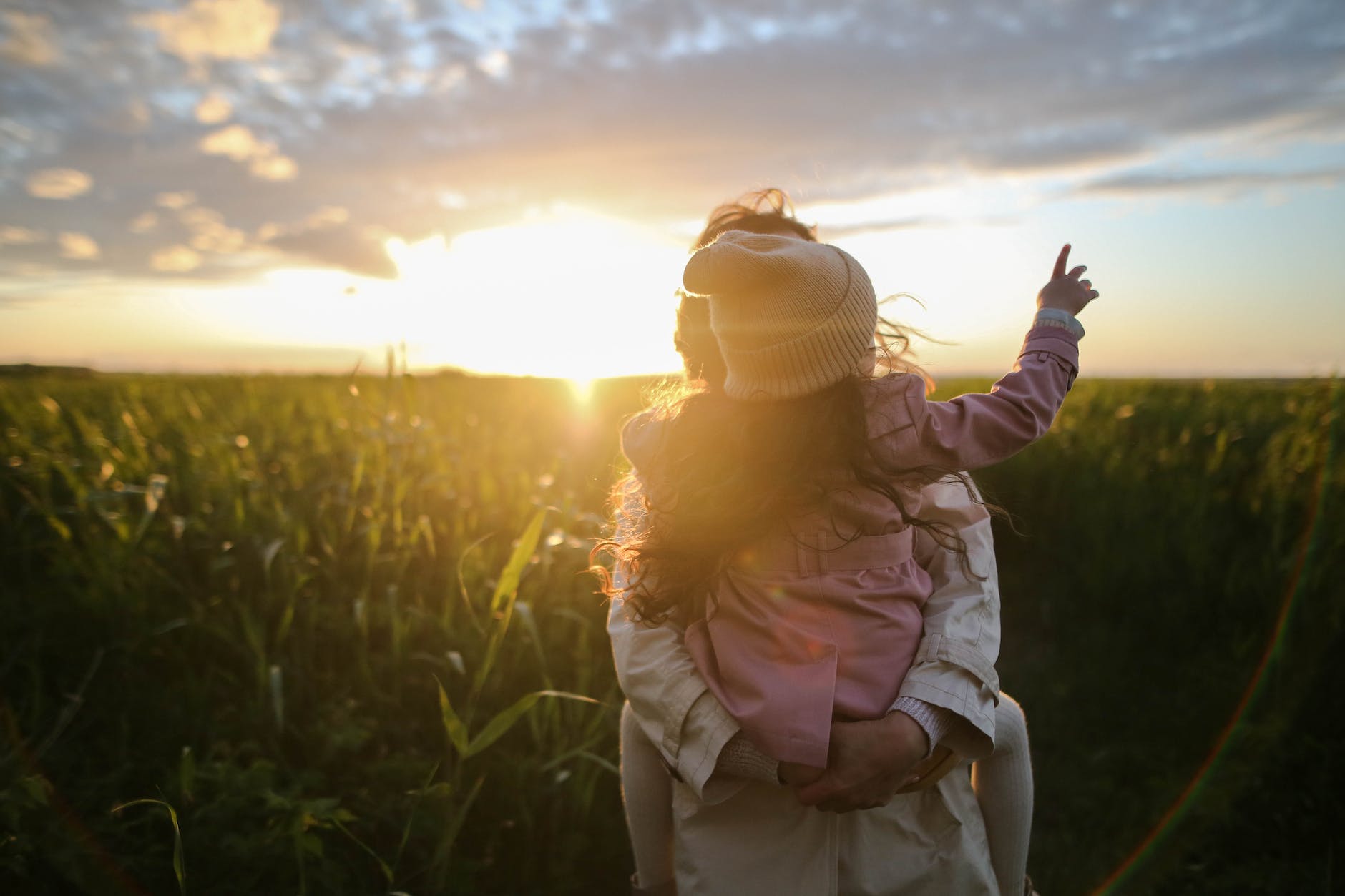una familia disfrutando de la vida conectada con la naturaleza