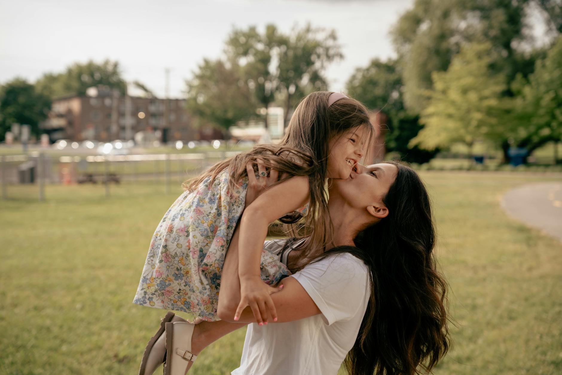 madre levantando a su hijas, son felices porque usan desodorantes naturales
