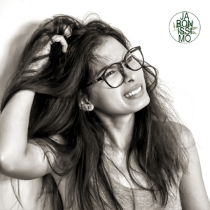 mujer con picor en el cuero cabelludo