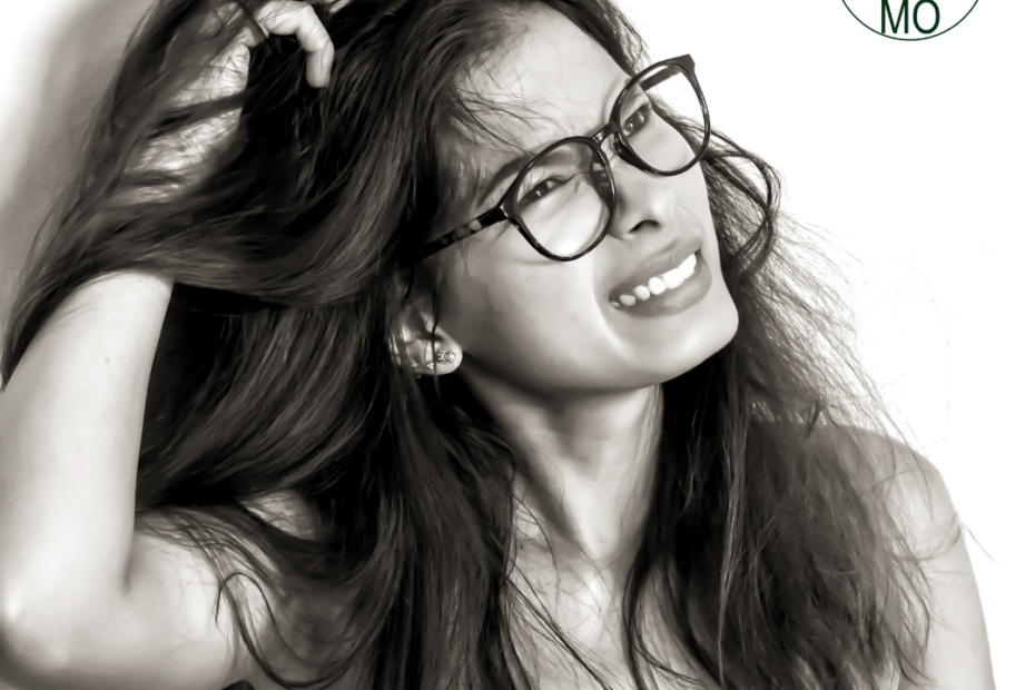 mujer con picor en el cuero cabelludo