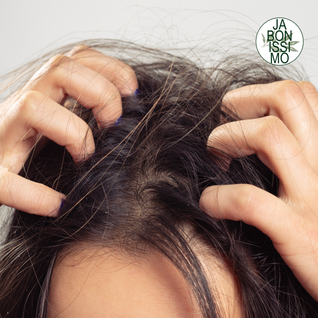 persona con cuero cabelludo seco sensible